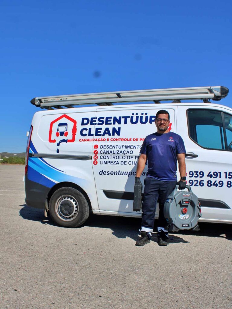 Técnico da DESENTUUP CLEAN junto à carrinha de assistência a desentupimentos no Algarve